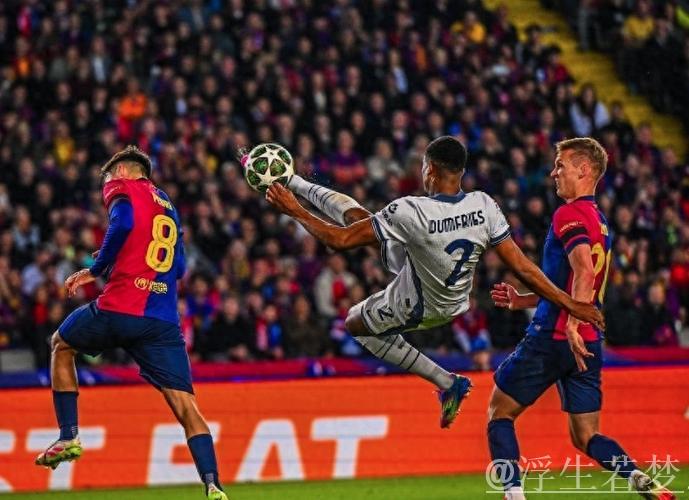 欧冠大战！国米飞翼2球1助创双纪录，力压巴萨荣膺MVP