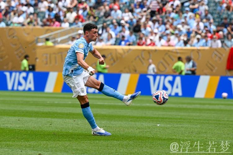 福登传射+多库建功，曼城2-0击败维达德，世俱杯喜迎开门红，刘易斯染红